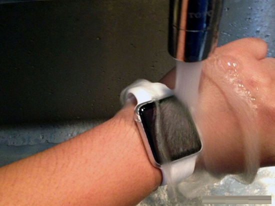 Apple Watch表冠積灰？直接用水沖洗！