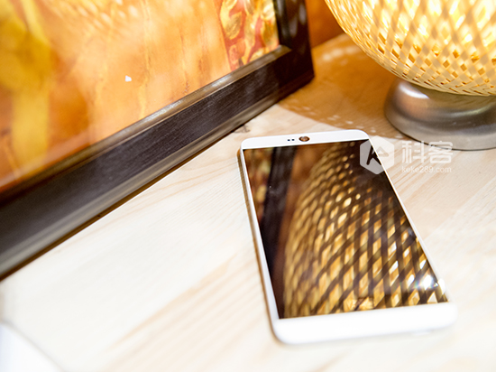 雙1300萬(wàn)鏡頭 自拍更強(qiáng)悍，HTC D826w圖賞