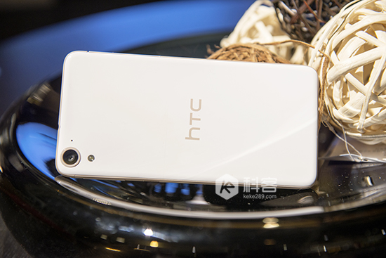 雙1300萬(wàn)鏡頭 自拍更強(qiáng)悍，HTC D826w圖賞