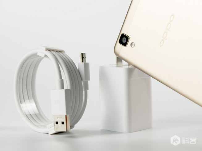 長續航配搭閃充的完美結合：OPPO R7s評測