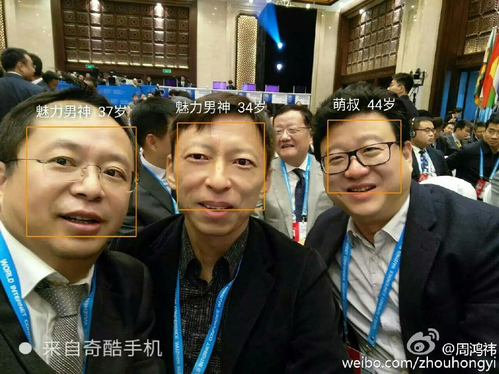 周鴻祎大會上忙于找人玩自拍，雷軍為小米雙肩包代言...