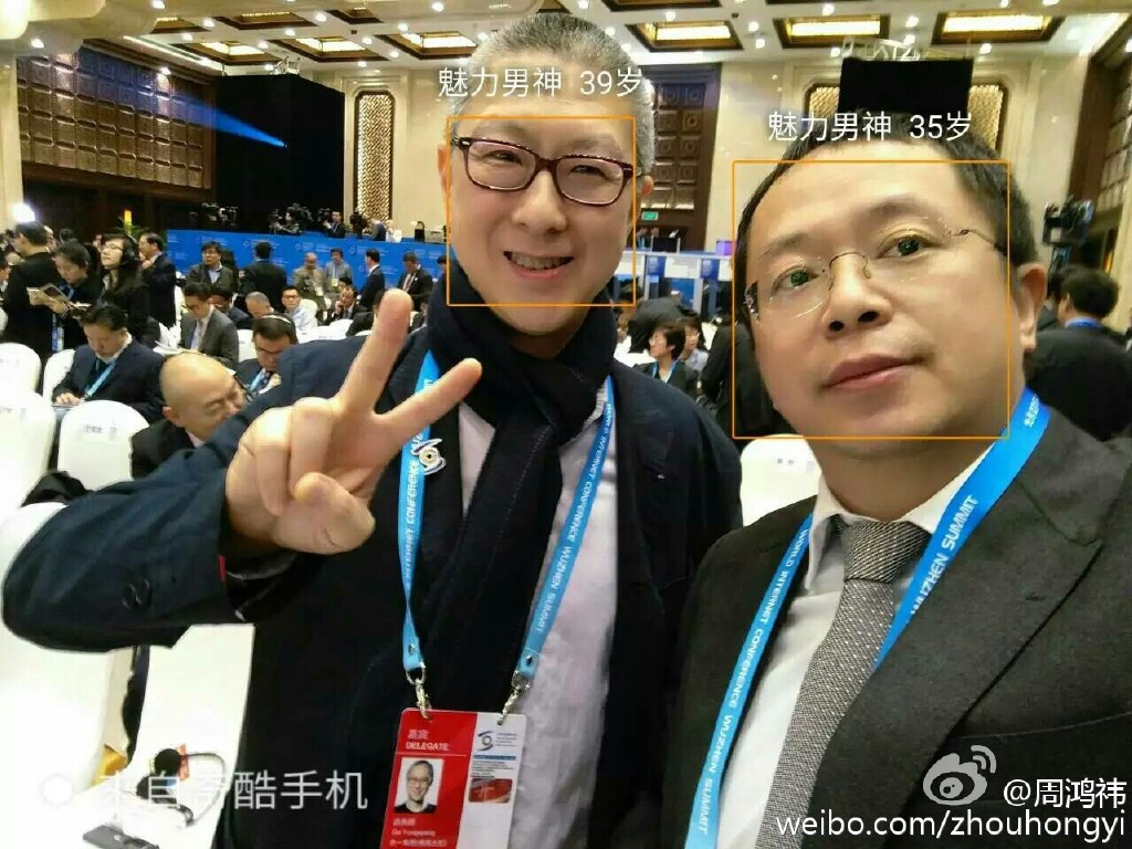 周鴻祎大會上忙于找人玩自拍，雷軍為小米雙肩包代言...
