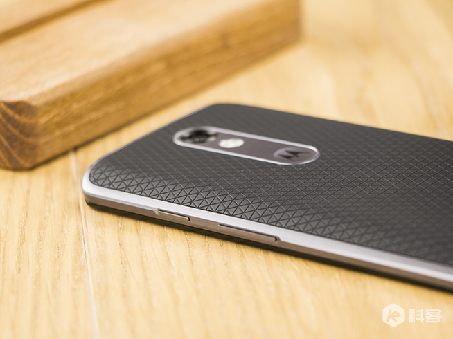 嗨科技：讓我們來(lái)摔摔看 Moto X 極上手評(píng)測(cè)