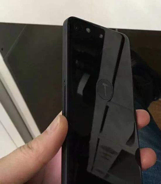 錘子T2手機真機圖遭曝光：細節提升但無驚喜