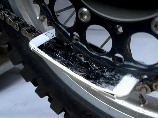 視頻：虐機(jī)新招 iPhone 6s與摩托車(chē)齒輪博弈