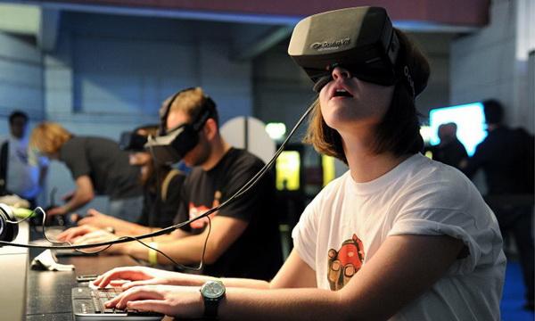 VR頭盔玩游戲不夠爽？加個虛擬現實跑步機試試