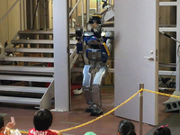 日本展示災(zāi)難救援機(jī)器人 已能自己開(kāi)門逃跑