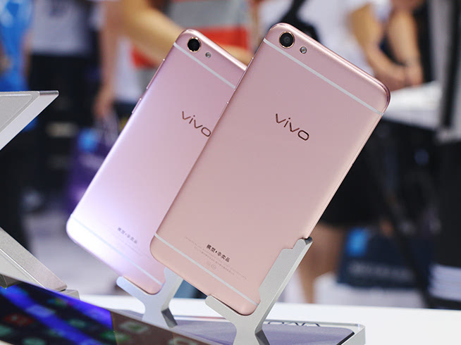 單看正面真是臉盲了，vivo X7/X7 Plus上手圖賞