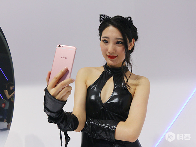 單看正面真是臉盲了，vivo X7/X7 Plus上手圖賞