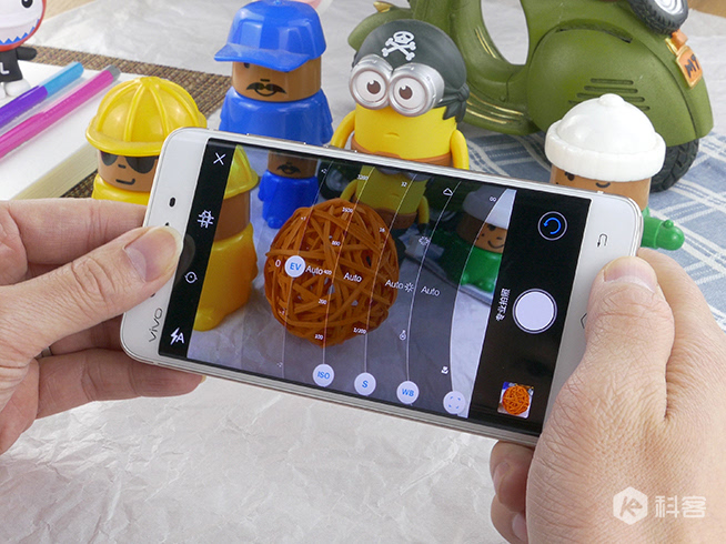 嗨科技：雖美但性能不足 雙曲面屏vivo Xplay5視頻評測 