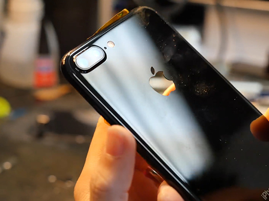 閃瞎！改裝蘋果iPhone 7 Plus發光LOGO