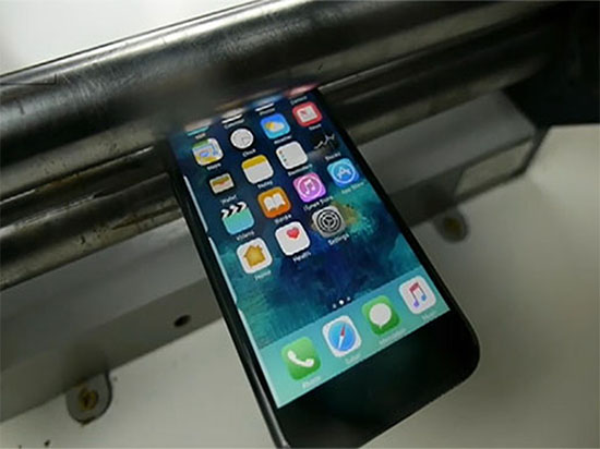 心肝疼！iPhone7被滾壓機瞬間碾成渣