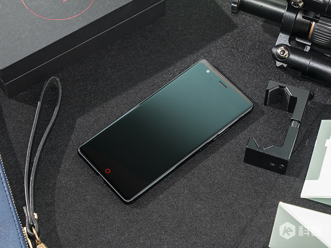 8GB內(nèi)存+無邊框設(shè)計！nubia Z17真機圖賞