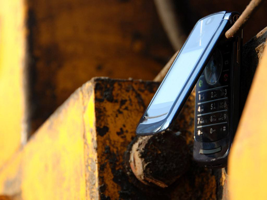 摩托羅拉復(fù)刻翻蓋神機RAZR，正面對標諾基亞3310