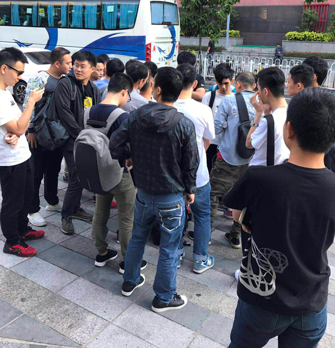 iPhone X上市現場：蘋果店排長龍，果粉愛不釋手
