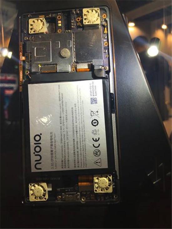 努比亞游戲概念手機亮相MWC 2018：酷炫跑馬燈＋風冷散熱