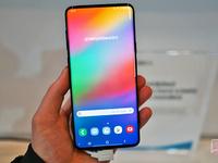 三星Galaxy S10概念圖亮相：正面沒開孔 屏下前置鏡頭有望首發