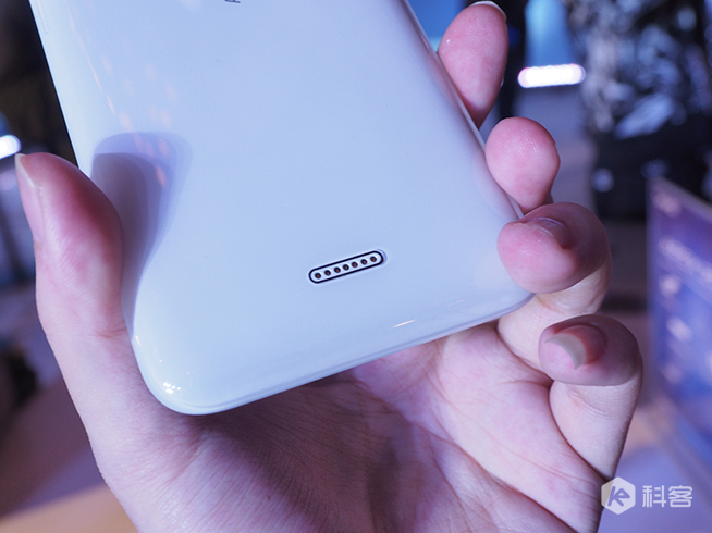vivo APEX 2019上手圖賞：一體化設計感極強 按鍵開孔通通消失