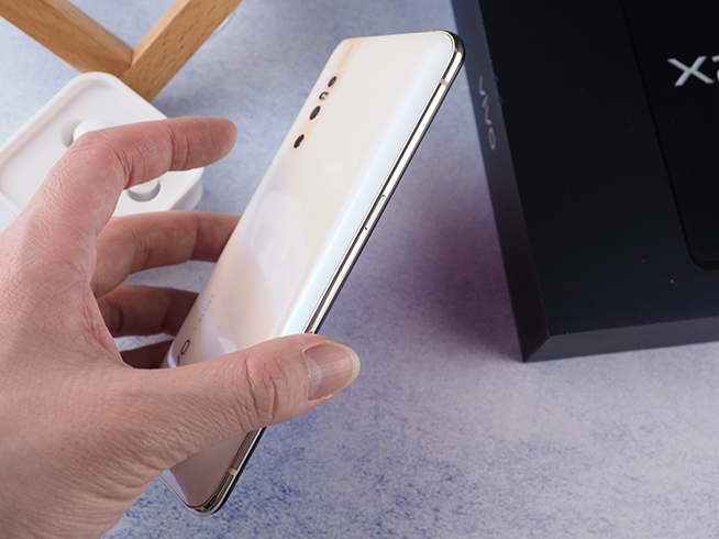 vivo X27上手體驗：升降式攝像頭納米級“羽”設計 顏值再提升