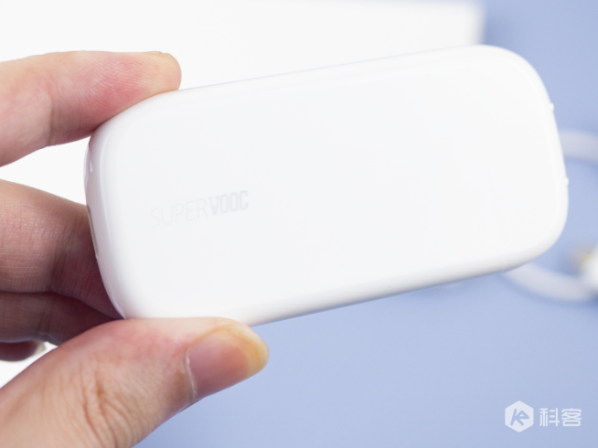 OPPO 50W超閃餅干充電器首發(fā)實(shí)測：便攜性滿分 根本不像是個(gè)充電器