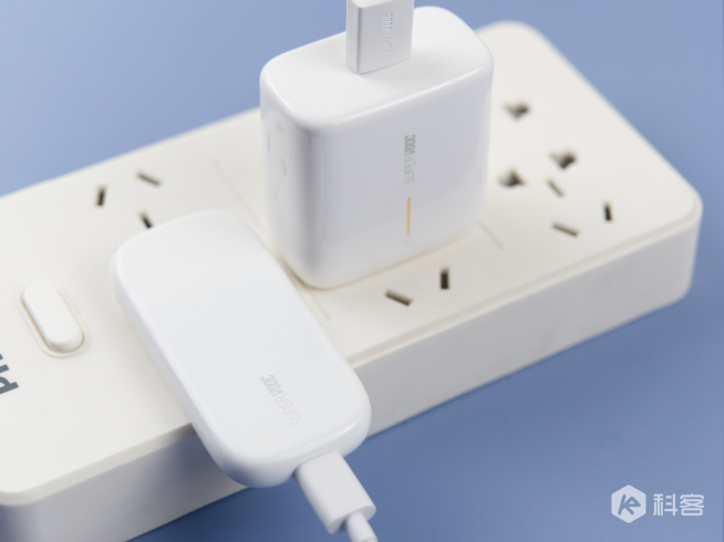 OPPO 50W超閃餅干充電器首發(fā)實(shí)測：便攜性滿分 根本不像是個(gè)充電器