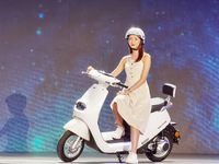 破解電動車行業(yè)難題！雅迪冠能系列新品發(fā)布，充電一次跑122公里