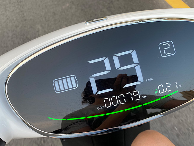 雅迪冠能M8電動(dòng)車評(píng)測(cè)：續(xù)航超給力，高端新典范