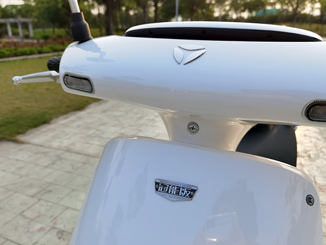 雅迪冠能M8電動(dòng)車評(píng)測(cè)：續(xù)航超給力，高端新典范
