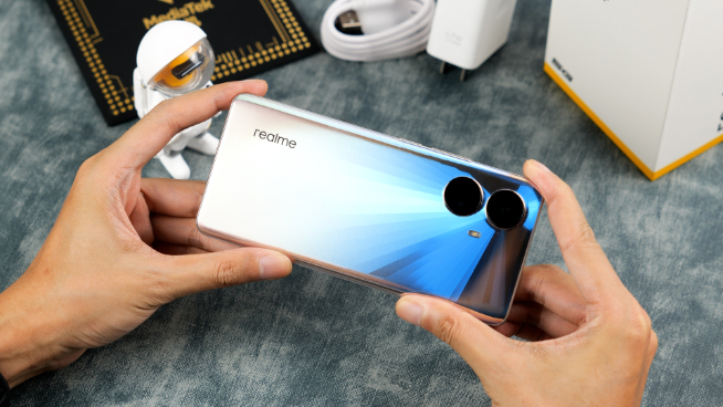 真我10 Pro+上手體驗：2160Hz超高頻調光！跟頻閃說再見？
