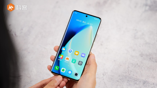 真我11 Pro+體驗評測：1999元用上雙長焦？2億像素主攝一頂三！