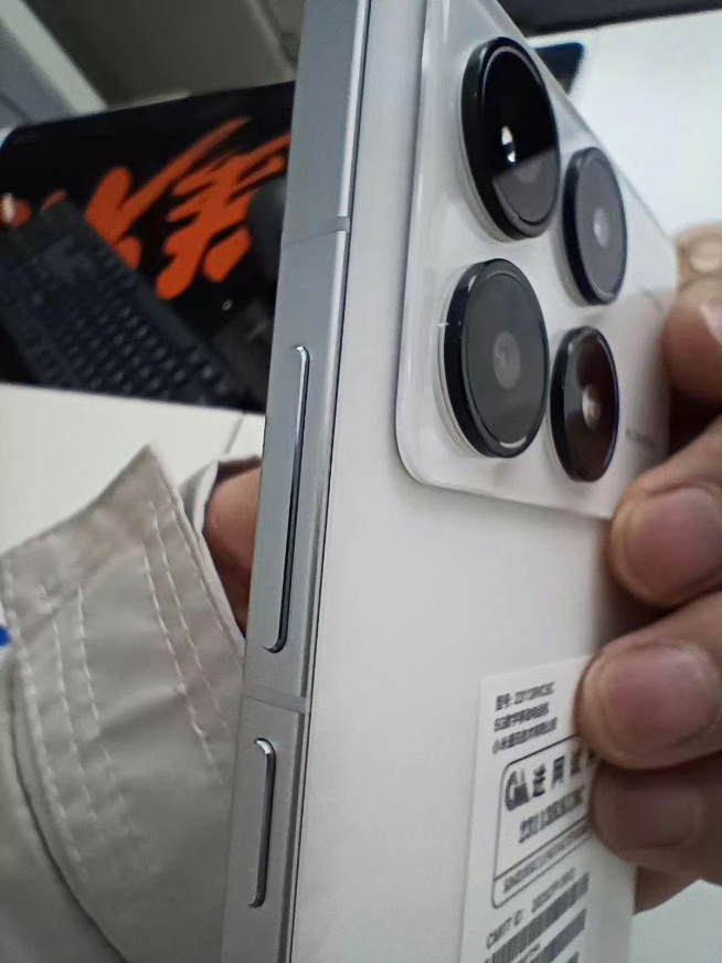 Redmi K70系列躍進：玻璃+金屬旗艦質感！真機卻有點拉胯？
