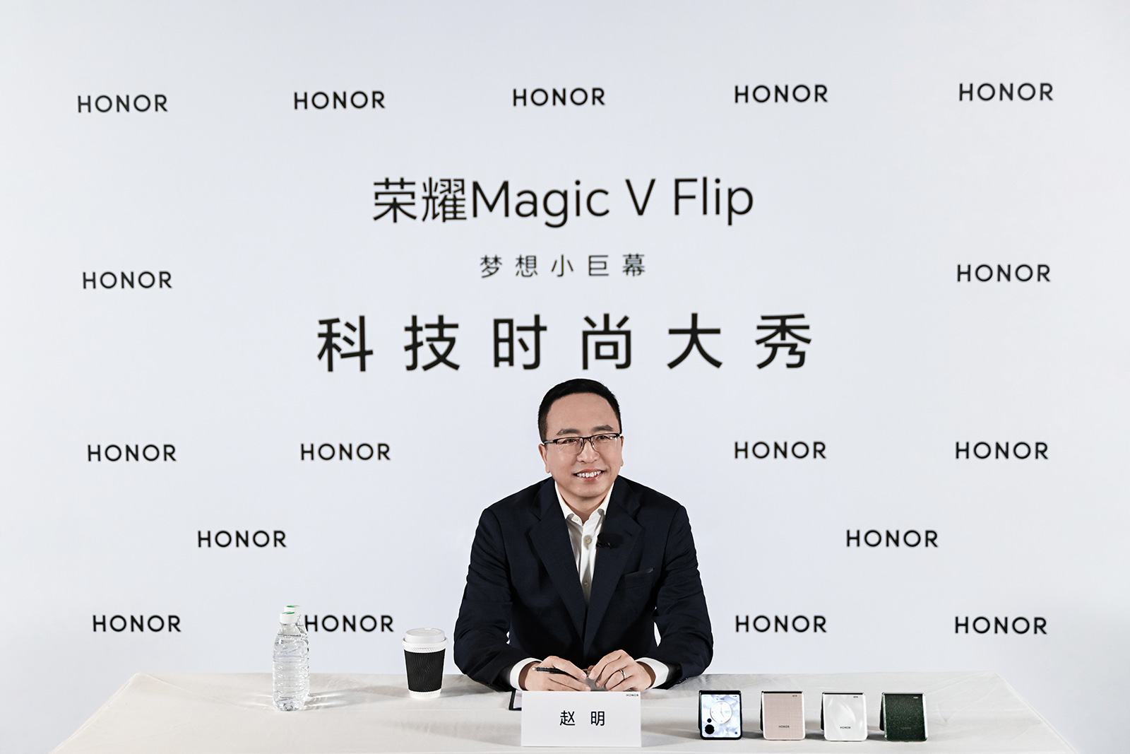 榮耀Magic V Flip重新盤活小折疊，趙明稱蘋果AI落后榮耀三年